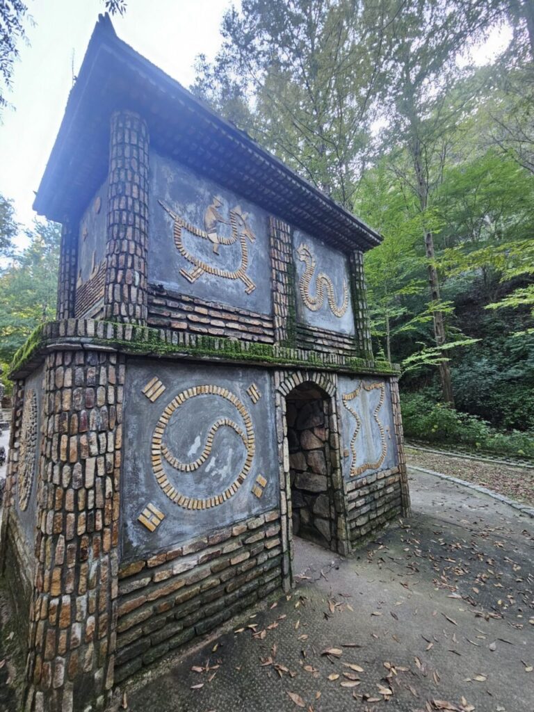 대전 상소동 산림욕장에 있는 이색적인 돌 조형물. 벽면에는 인물과 동물, 그리고 한국적인 문양이 돌로 섬세하게 표현되어 있으며, 주변의 푸른 숲과 어우러져 신비로운 분위기를 자아낸다.