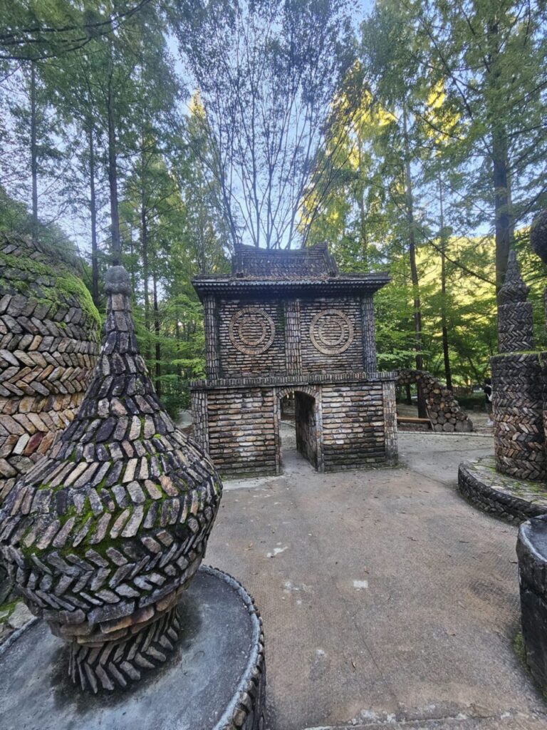 상소동 산림욕장의 독특한 돌탑과 건축물이 있는 고요한 숲길 전경