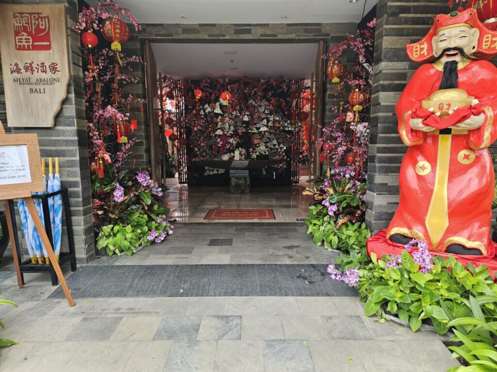 아야나 리조트 내 아얏 전복 발리 레스토랑 입구. 중국 설날 장식과 함께 재물신 동상이 손님을 맞이하고 있다.