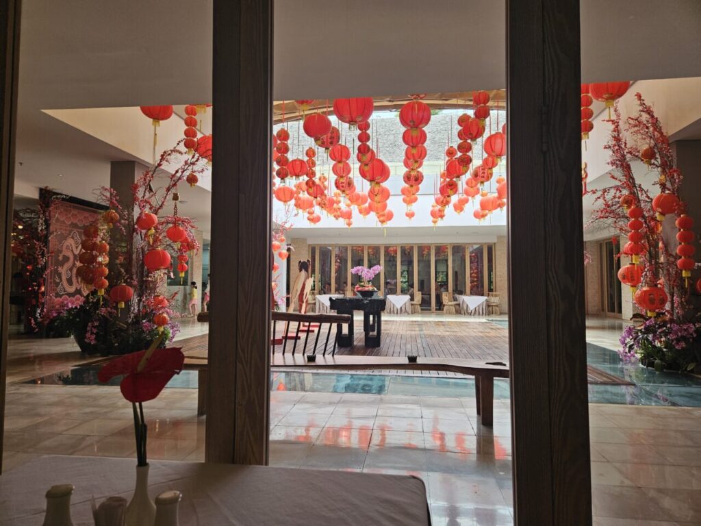 발리 아야나 리조트의 중국 설날 장식된 실내 라운지. 천장에 매달린 수많은 붉은 등불과 벚꽃 장식이 화려하다.