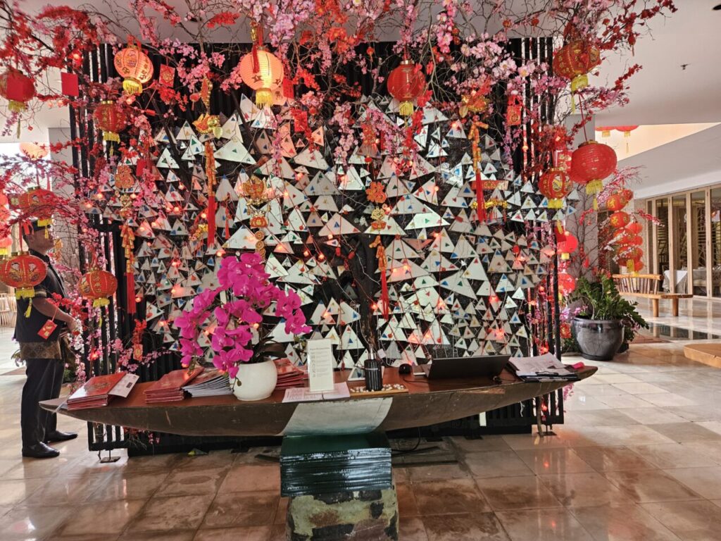 발리 아야나 리조트의 중국 설날 장식으로 화려하게 꾸며진 로비. 붉은 등불과 벚꽃, 기하학적 무늬의 장식들이 인상적이다.