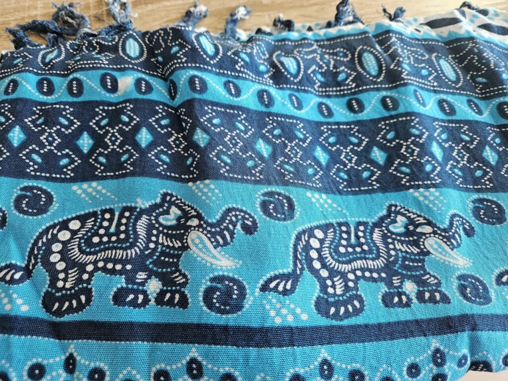발리 우붓 시장에서 볼 수 있는 코끼리 문양의 파란색 직물