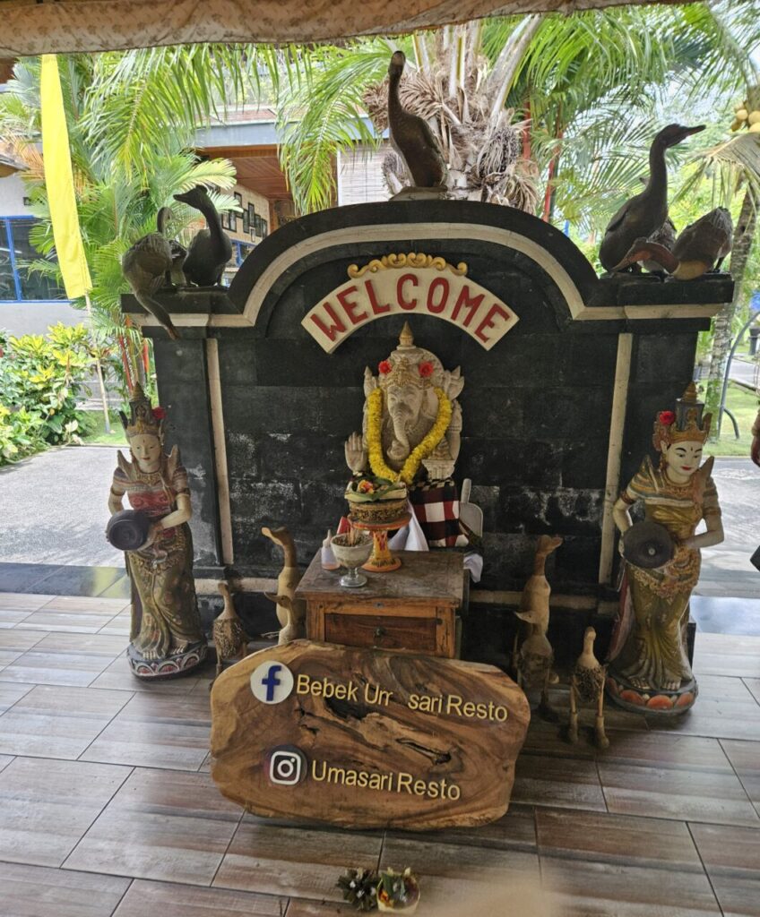 환영 문구와 가네샤 석상이 있는 발리 전통 장식