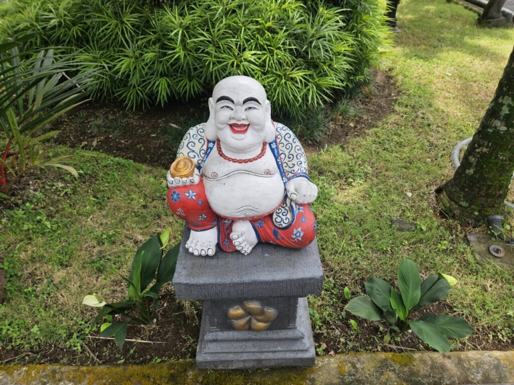 정원에 놓인 복을 상징하는 부처상