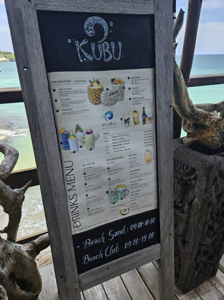 발리 쿠부 비치 클럽의 음료 메뉴판. 시그니처 칵테일, 맥주, 주스 등 다양한 음료와 운영 시간이 표기되어 있다.