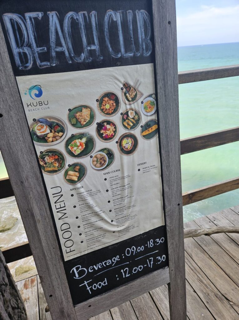 발리 쿠부 비치 클럽의 칠판 메뉴판. 애피타이저, 메인 코스, 디저트 등 다양한 음식 메뉴와 가격이 적혀 있다.