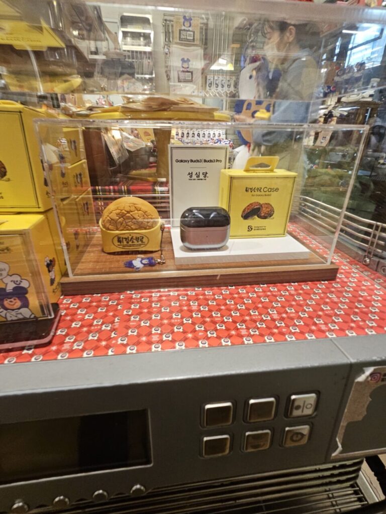 성심당 매장에 전시된 갤럭시 버즈 3/버즈 3 프로 케이스. 성심당의 인기 빵인 튀소구마 모양으로 디자인되어 있다.