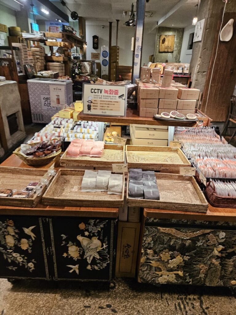 대전 성심당 옛맛솜씨 매장의 진열대. 다양한 전통 한과와 선물용 포장 제품들이 깔끔하게 전시되어 있다.