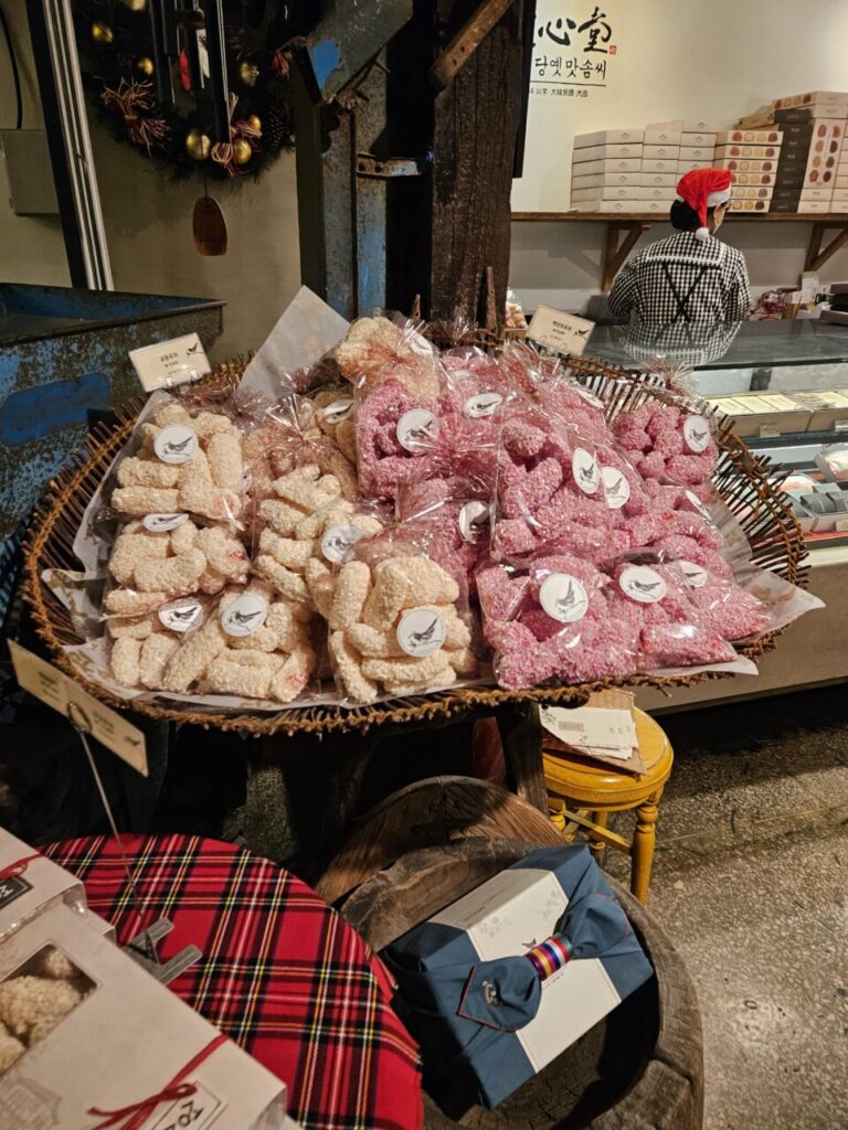 대전 성심당 옛맛솜씨 매장에 있는 큰 바구니에 담긴 분홍색과 흰색의 강정 튀밥 과자.